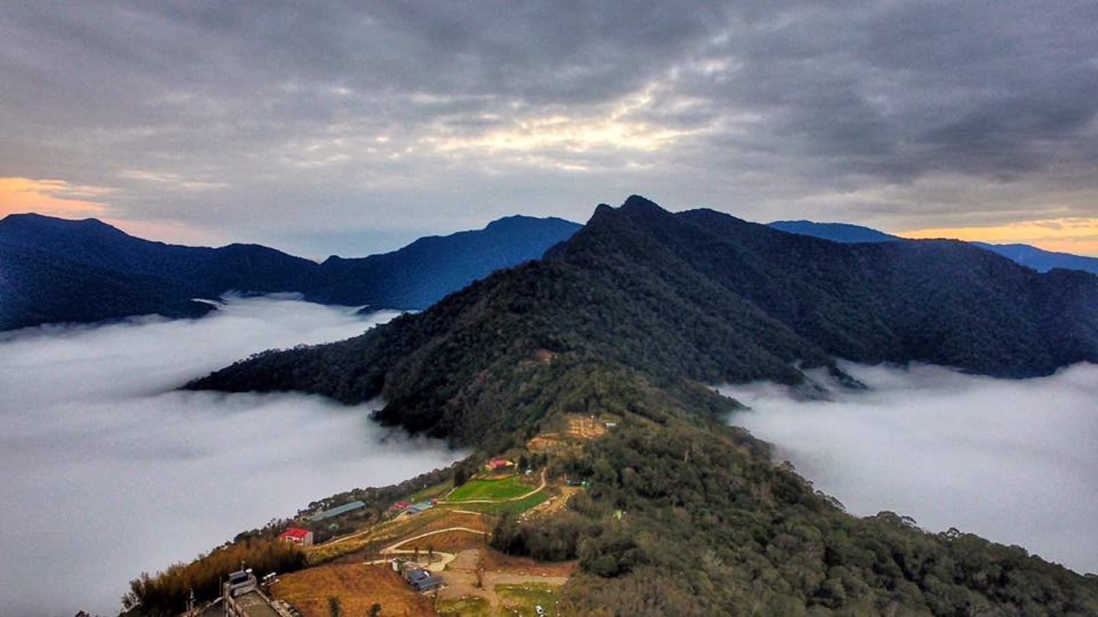 雲霧環繞中央山稜,下方可見營區與山坡的關係